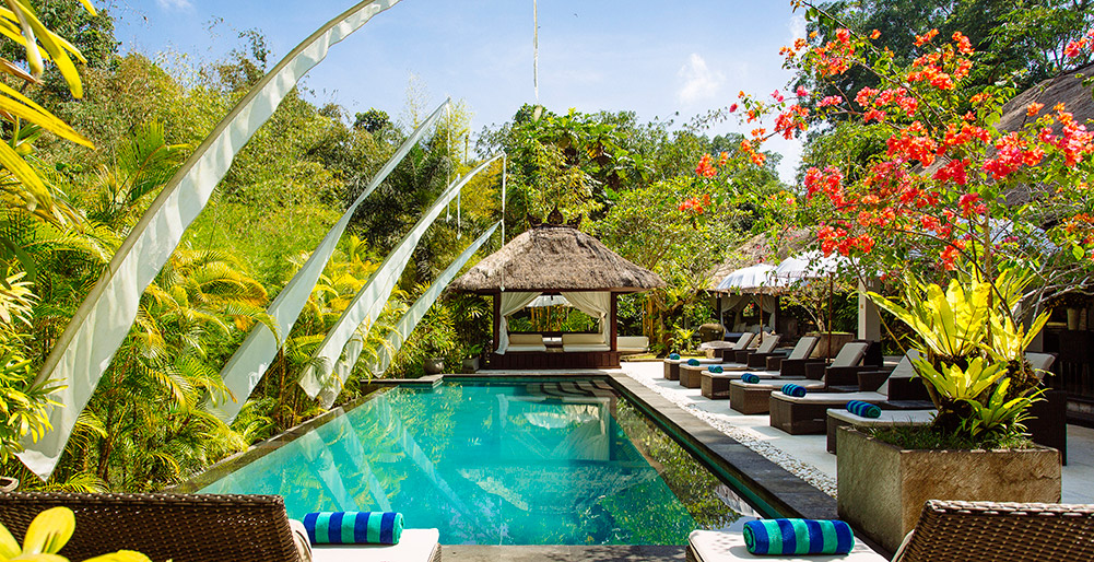 Villa Maya Retreat - Sun loungers round the pool